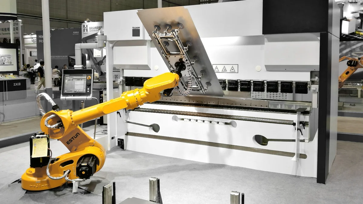 Robot ESTUN alimentando una dobladora CNC en celda de doblado robotizado