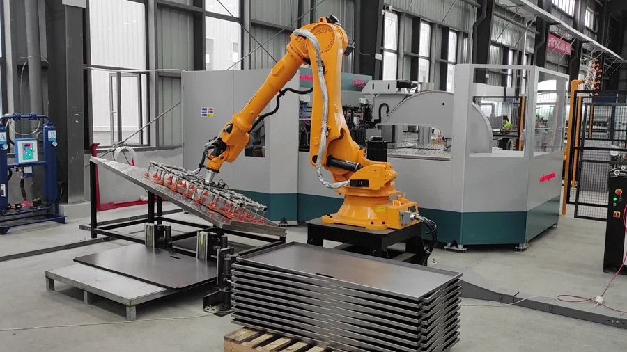 Robot ESTUN alimentando una dobladora CNC en taller de metalmecánica