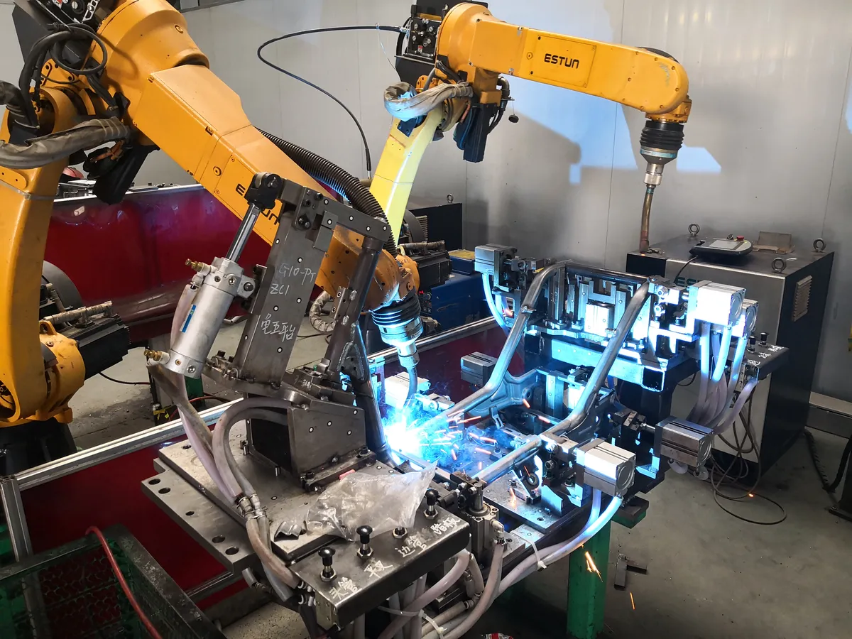 Robots ESTUN soldando un chasis en celda robotizada MASTER FAB